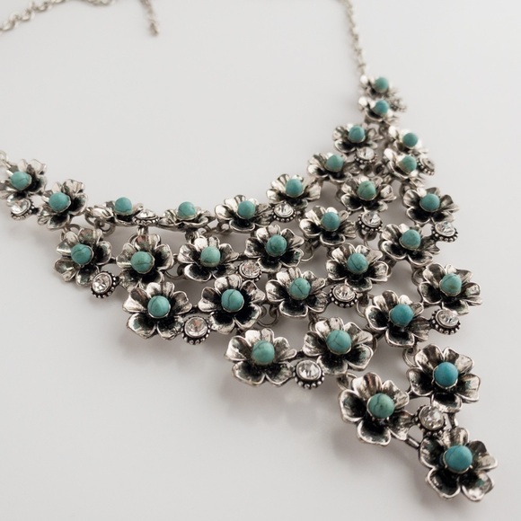 Green Dyed Howlite Stone Pendant Bib Necklace Floral Ornate Design Silver Tone - Picture 8 of 13